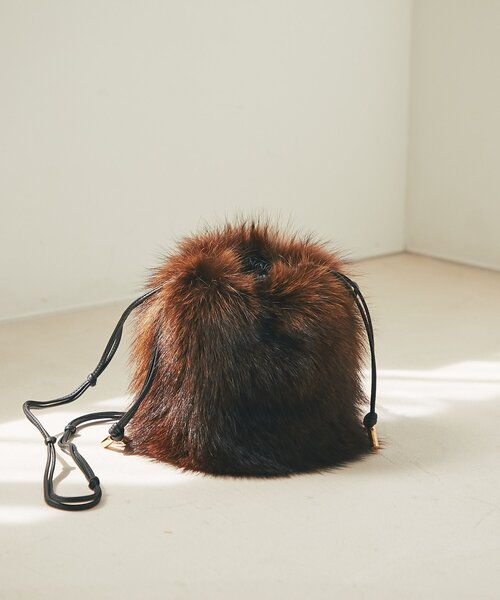 La boutique BonBon（ラブティックボンボン）の「【ヴィオラドーロ】ラクーンファー巾着ポシェット（トートバッグ・レディース・ブラウン・FREE）」の2枚目の写真