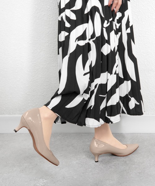 MAMIAN(マミアン)の「iCoN COLORS / ポインテッドトゥ パンプス (5.0cmヒール)(パンプス・レディース・ブラック/グレイッシュベージュ/ブラック系その他/ベージュ系その他/シルバー・23.5cm/24.0cm/24.5cm/23.0cm/22.5cm/25.0cm)」の8枚目の写真