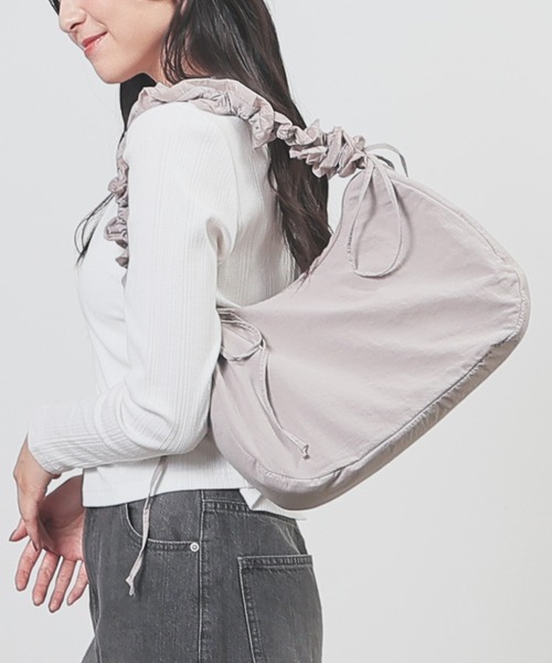 Honeys（ハニーズ）の「ギャザーショルダーバッグ（ショルダーバッグ・レディース・アイボリー/グレイッシュベージュ/ブラック/ブルーグレー・FREE）」の4枚目の写真