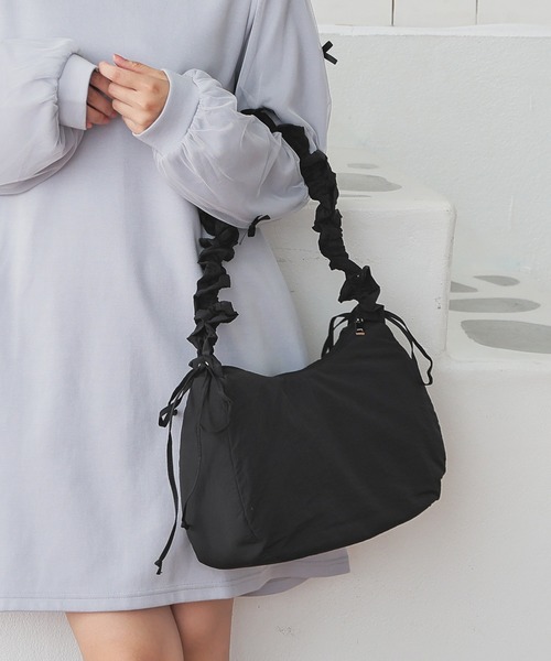 Honeys（ハニーズ）の「ギャザーショルダーバッグ（ショルダーバッグ・レディース・アイボリー/グレイッシュベージュ/ブラック/ブルーグレー・FREE）」の2枚目の写真