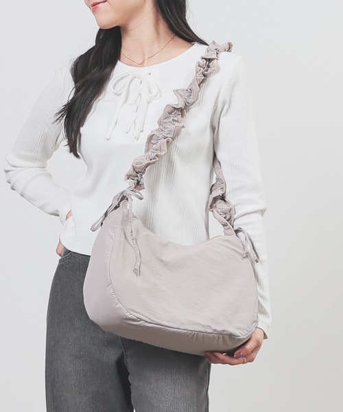 Honeys（ハニーズ）の「ギャザーショルダーバッグ（ショルダーバッグ・レディース・アイボリー/グレイッシュベージュ/ブラック/ブルーグレー・FREE）」の11枚目の写真