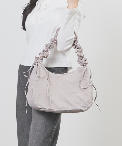 Honeys（ハニーズ）の「ギャザーショルダーバッグ（ショルダーバッグ・レディース・アイボリー/グレイッシュベージュ/ブラック/ブルーグレー・FREE）」の12枚目の写真