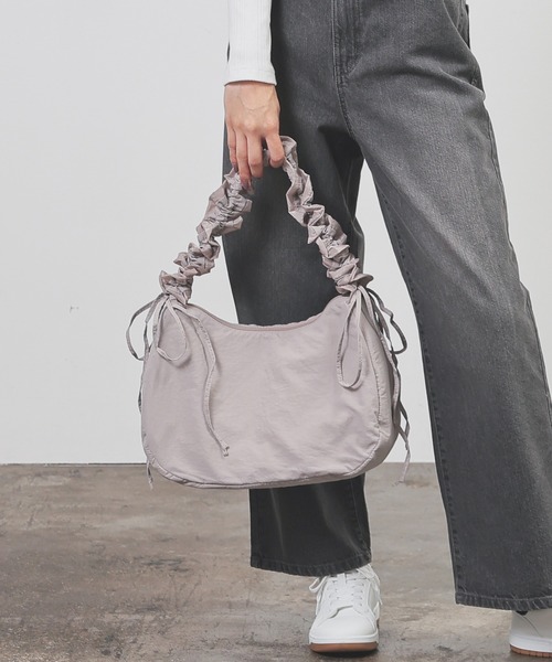 Honeys（ハニーズ）の「ギャザーショルダーバッグ（ショルダーバッグ・レディース・アイボリー/グレイッシュベージュ/ブラック/ブルーグレー・FREE）」の13枚目の写真