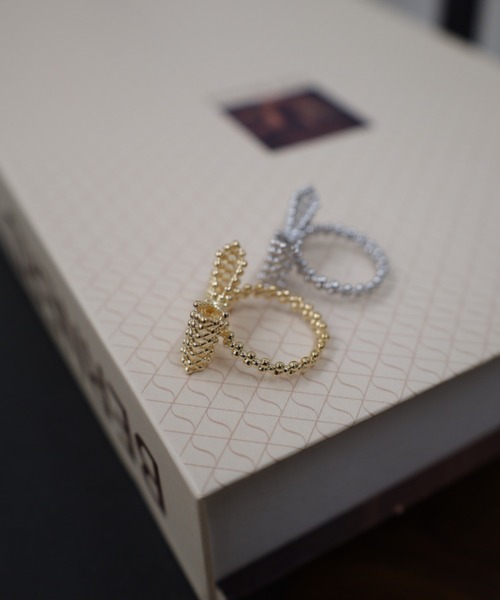 Vini（ヴィニ）の「3D ribbon ビーズ リング　( フリーサイズ )（リング・レディース・シルバー/ゴールド・FREE）」の6枚目の写真