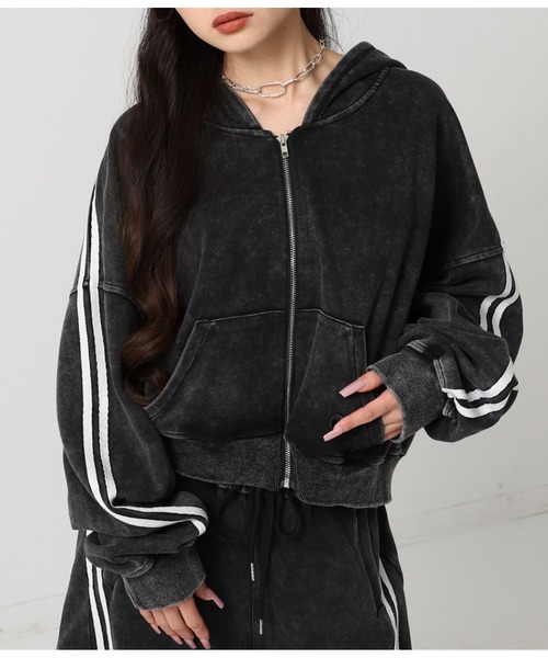 ANAP（アナップ）の「ウォッシュ 加工 ライン スウェット ジップ パーカー（パーカー・レディース・ピンク/ライトグレー/ブルー/ブラック・FREE）」の2枚目の写真