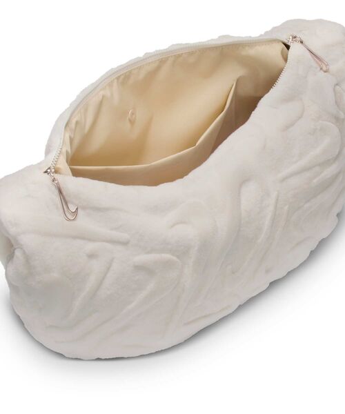 NIKE(ナイキ)の「ナイキ スポーツウェア フェイクファー スラウチーバッグ (19L) / Nike Sportswear Faux Fur Slouchy Bag (19L) HQ7515-030 Phantom(ショルダーバッグ・レディース・クリーム・ONE SIZE)」の4枚目の写真