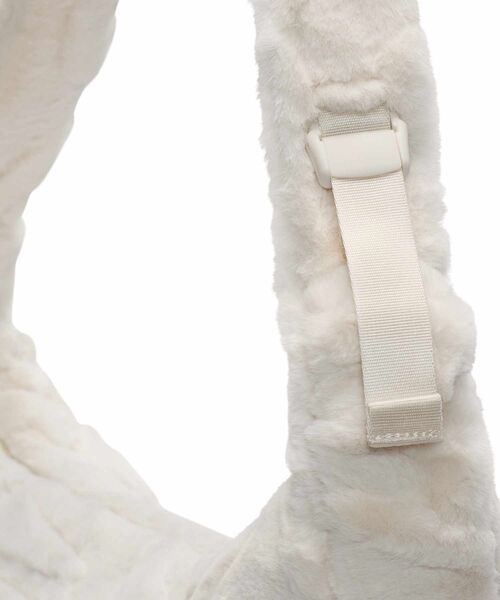 NIKE(ナイキ)の「ナイキ スポーツウェア フェイクファー スラウチーバッグ (19L) / Nike Sportswear Faux Fur Slouchy Bag (19L) HQ7515-030 Phantom(ショルダーバッグ・レディース・クリーム・ONE SIZE)」の6枚目の写真
