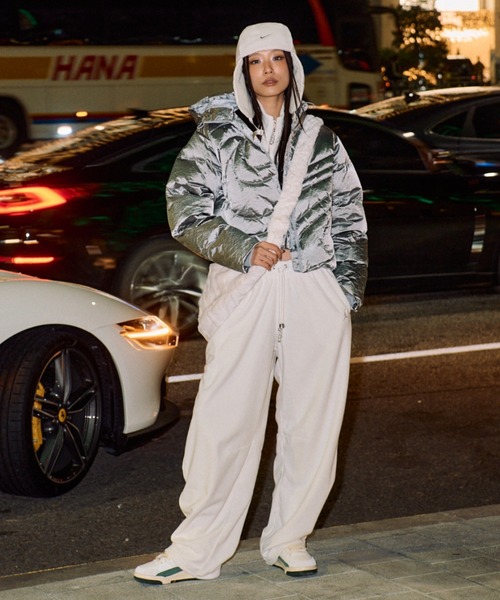 NIKE(ナイキ)の「ナイキ スポーツウェア フェイクファー スラウチーバッグ (19L) / Nike Sportswear Faux Fur Slouchy Bag (19L) HQ7515-030 Phantom(ショルダーバッグ・レディース・クリーム・ONE SIZE)」の8枚目の写真