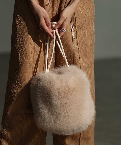Sawa a la mode(サワアラモード)の「フェイクファー巾着ハンドバッグ(ハンドバッグ・レディース・ホワイト系その他/ベージュ・FREE)」の2枚目の写真