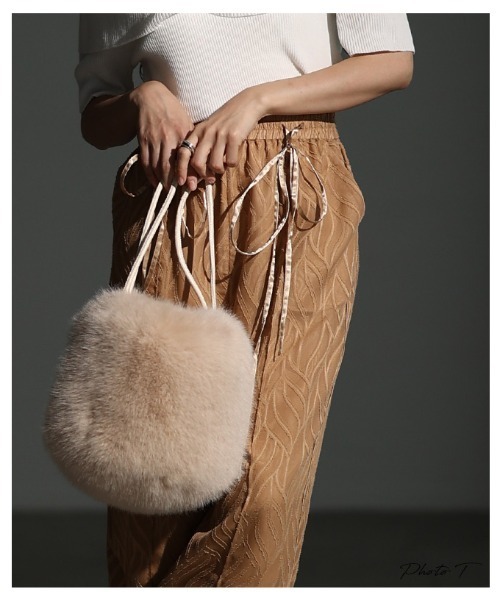 Sawa a la mode(サワアラモード)の「フェイクファー巾着ハンドバッグ(ハンドバッグ・レディース・ホワイト系その他/ベージュ・FREE)」の3枚目の写真
