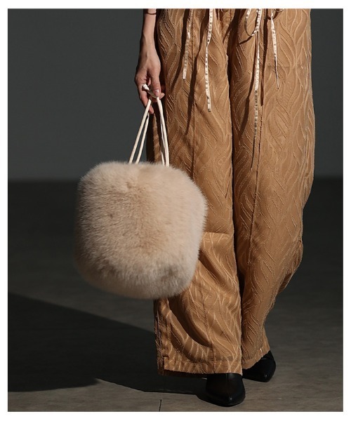 Sawa a la mode(サワアラモード)の「フェイクファー巾着ハンドバッグ(ハンドバッグ・レディース・ホワイト系その他/ベージュ・FREE)」の5枚目の写真