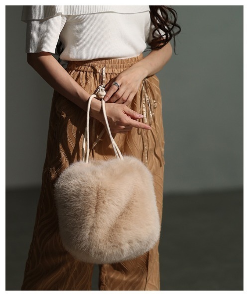 Sawa a la mode(サワアラモード)の「フェイクファー巾着ハンドバッグ(ハンドバッグ・レディース・ホワイト系その他/ベージュ・FREE)」の9枚目の写真