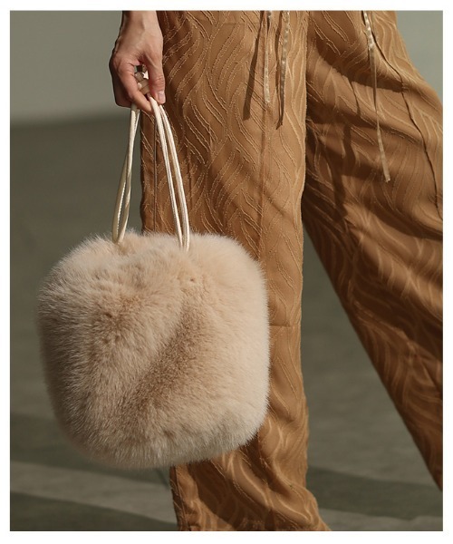 Sawa a la mode(サワアラモード)の「フェイクファー巾着ハンドバッグ(ハンドバッグ・レディース・ホワイト系その他/ベージュ・FREE)」の10枚目の写真