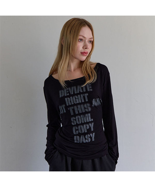 5OML(オーオーエムエル)の「ブラー レタリング ルーズフィット ロングスリーブ (ブラック)(Tシャツ/カットソー・レディース・ブラック・FREE)」の1枚目の写真
