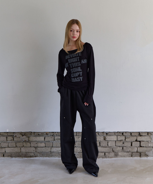 5OML(オーオーエムエル)の「ブラー レタリング ルーズフィット ロングスリーブ (ブラック)(Tシャツ/カットソー・レディース・ブラック・FREE)」の2枚目の写真
