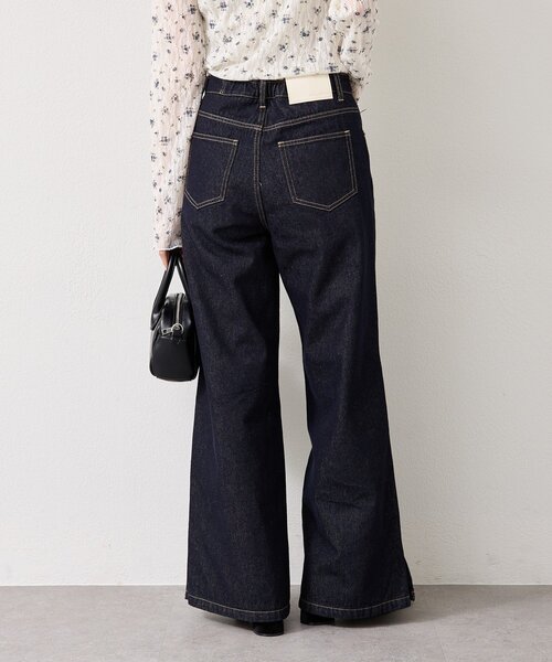 mystic(ミスティック)の「【3サイズ展開/SET UPで着用可◎】裾スリットフレアデニム(デニムパンツ・レディース・ネイビー/ベージュ/ブルー・2/1/0)」の13枚目の写真