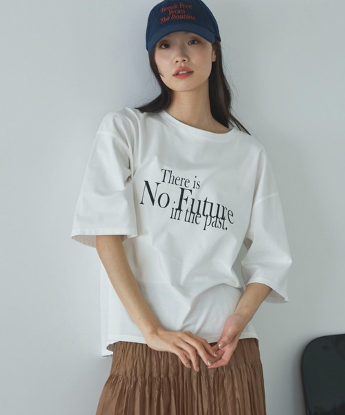 Doux archives(ドゥアルシーヴ)の「【26SS先行予約】半端袖ロゴTシャツ(Tシャツ/カットソー・レディース・チャコールグレー/オフホワイト/ベージュ・FREE)」の1枚目の写真