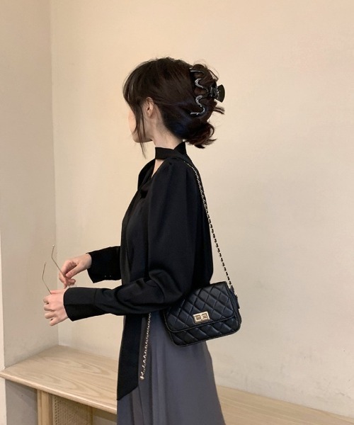 Ritzy(リッツィー)の「Vネックタイプデザイン シャツ(シャツ/ブラウス・レディース・ブラック/ホワイト・M/L)」の12枚目の写真