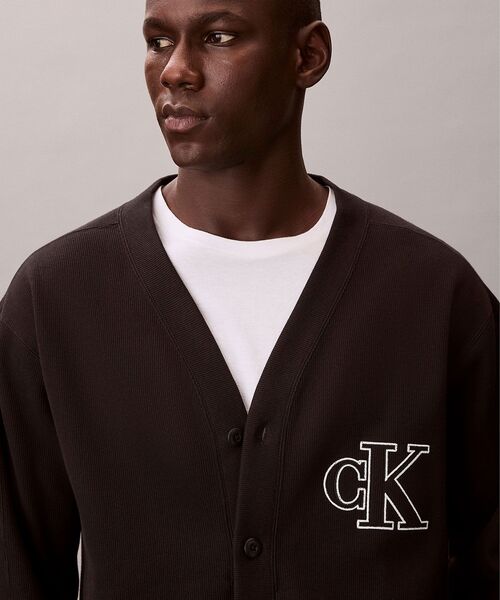 Calvin Klein(カルバン・クライン)の「【ユニセックス】ニット - Vネックコットンニットカーディガン(カーディガン/ボレロ・メンズ・ブラック・M/L/XL/S)」の3枚目の写真