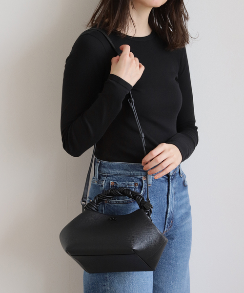 GANNI(ガニー)の「GANNI / ガニー Ganni Bou Bag Small Grained(ハンドバッグ・レディース・ブラック・FREE)」の2枚目の写真