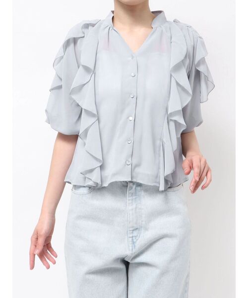 MERCURYDUO(マーキュリーデュオ)の「ラッフルオープンショルダーブラウス(シャツ/ブラウス・レディース・グレー/オフホワイト/ライトブルー・FREE)」の1枚目の写真