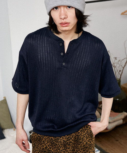 PUBLUX(パブリュクス)の「PUBLUX/パブリュクス LOVE POP STUDIO パターン メッシュ ヘンリーネック Tシャツ 限定展開(ニット/セーター・メンズ・ブラック/ブラウン/ネイビー・LARGE/MEDIUM/SMALL)」の8枚目の写真