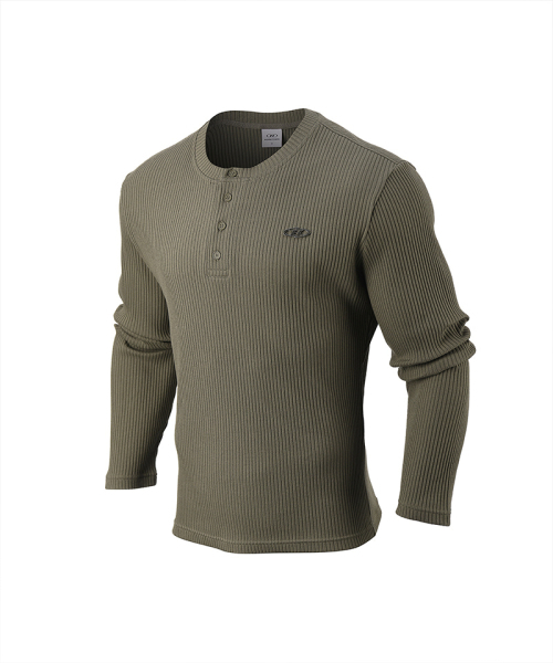 BORN TO WIN（ボーントゥウィン）の「B PENDANT HENRY NECK MUSCLE FIT LONG SLEEVE [KHAKI]（Tシャツ/カットソー・メンズ・その他・1/2/4/3）」の2枚目の写真