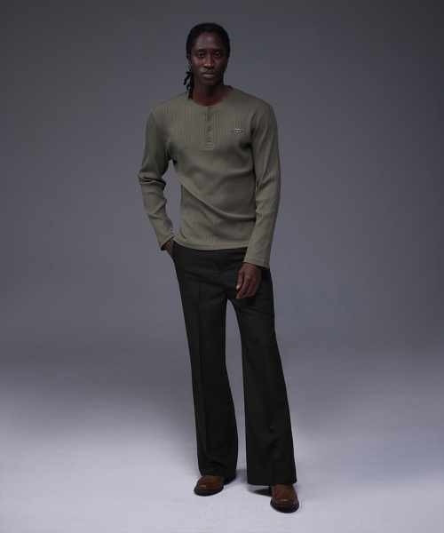 BORN TO WIN（ボーントゥウィン）の「B PENDANT HENRY NECK MUSCLE FIT LONG SLEEVE [KHAKI]（Tシャツ/カットソー・メンズ・その他・1/2/4/3）」の3枚目の写真