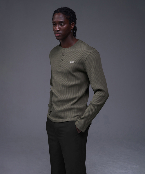 BORN TO WIN（ボーントゥウィン）の「B PENDANT HENRY NECK MUSCLE FIT LONG SLEEVE [KHAKI]（Tシャツ/カットソー・メンズ・その他・1/2/4/3）」の4枚目の写真