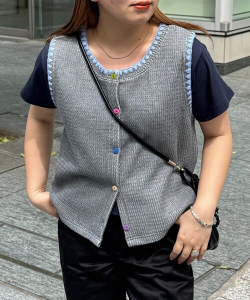 CPCM(シーピーシーエム)の「カラーボタンステッチニットベスト(Tシャツ/カットソー・レディース・ネイビー/グレー/アイボリー・FREE)」の3枚目の写真