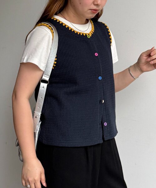 CPCM(シーピーシーエム)の「カラーボタンステッチニットベスト(Tシャツ/カットソー・レディース・ネイビー/グレー/アイボリー・FREE)」の5枚目の写真