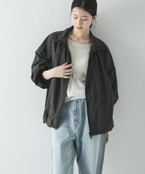 URBAN RESEARCH（アーバンリサーチ）の「撥水ナイロンギャザーブルゾン（ブルゾン・レディース・チャコールグレー/ホワイト・FREE）」の2枚目の写真