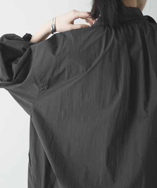 URBAN RESEARCH（アーバンリサーチ）の「撥水ナイロンギャザーブルゾン（ブルゾン・レディース・チャコールグレー/ホワイト・FREE）」の14枚目の写真