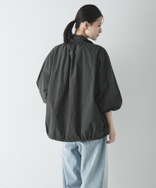 URBAN RESEARCH（アーバンリサーチ）の「撥水ナイロンギャザーブルゾン（ブルゾン・レディース・チャコールグレー/ホワイト・FREE）」の17枚目の写真