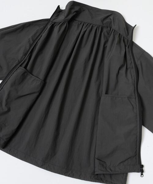 URBAN RESEARCH（アーバンリサーチ）の「撥水ナイロンギャザーブルゾン（ブルゾン・レディース・チャコールグレー/ホワイト・FREE）」の22枚目の写真