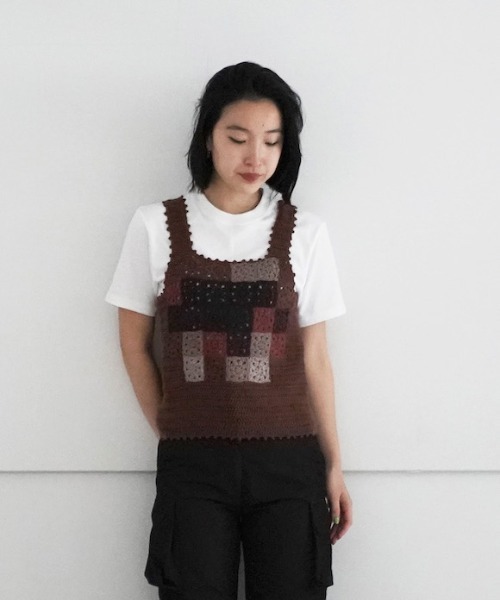 doublet(ダブレット)の「doublet Hand-crochet mosaic tank top(タンクトップ・レディース・ブラウン・SMALL)」の2枚目の写真