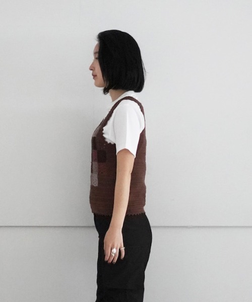 doublet(ダブレット)の「doublet Hand-crochet mosaic tank top(タンクトップ・レディース・ブラウン・SMALL)」の3枚目の写真