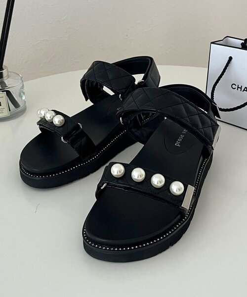prose verse（プロズヴェール）の「ビジュトリムキルティングパールサンダル（サンダル・レディース・ブラック・MEDIUM/SMALL/X-LARGE/LARGE）」の2枚目の写真