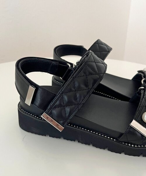 prose verse（プロズヴェール）の「ビジュトリムキルティングパールサンダル（サンダル・レディース・ブラック・MEDIUM/SMALL/X-LARGE/LARGE）」の6枚目の写真