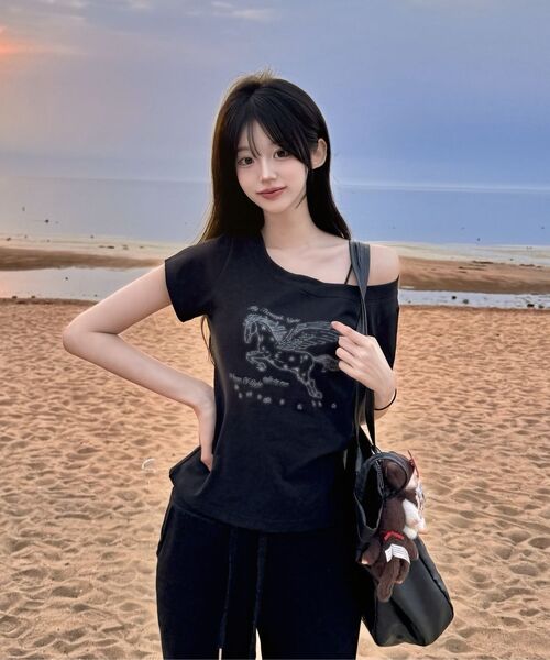 IFYOUWANT(イフユーウォント)の「ペガサス ワンショルダーTシャツ ブラック(Tシャツ/カットソー・レディース・その他・FREE)」の3枚目の写真