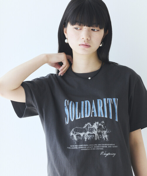 Firsthand(ファーストハンド)の「Firsthand/ファーストハンド コンフォータブル ロゴホースプリント クルーネック Tシャツ(Tシャツ/カットソー・レディース・チャコールグレー/ホワイト・FREE)」の1枚目の写真