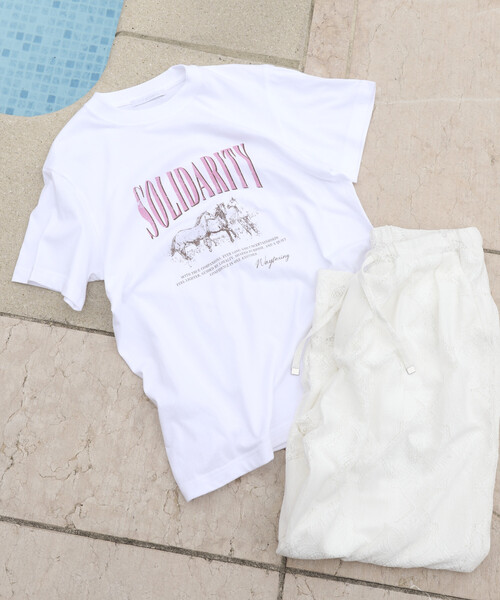 Firsthand(ファーストハンド)の「Firsthand/ファーストハンド コンフォータブル ロゴホースプリント クルーネック Tシャツ(Tシャツ/カットソー・レディース・チャコールグレー/ホワイト・FREE)」の4枚目の写真