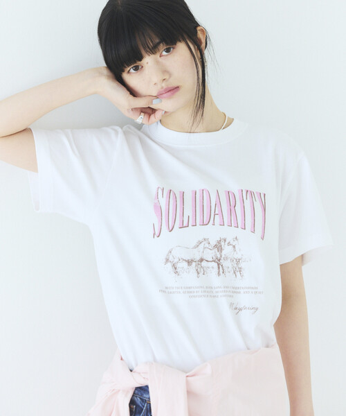 Firsthand(ファーストハンド)の「Firsthand/ファーストハンド コンフォータブル ロゴホースプリント クルーネック Tシャツ(Tシャツ/カットソー・レディース・チャコールグレー/ホワイト・FREE)」の14枚目の写真