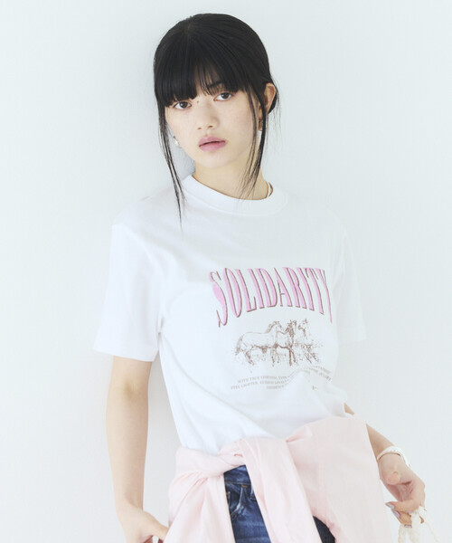 Firsthand(ファーストハンド)の「Firsthand/ファーストハンド コンフォータブル ロゴホースプリント クルーネック Tシャツ(Tシャツ/カットソー・レディース・チャコールグレー/ホワイト・FREE)」の16枚目の写真