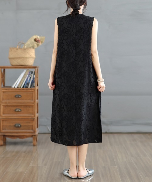 AMAJI(アマジ)の「フラワーエンボス ノースリーブ クルーネック ロングワンピース(ワンピース・レディース・ブラック/ベージュ・MEDIUM/LARGE/X-LARGE)」の4枚目の写真
