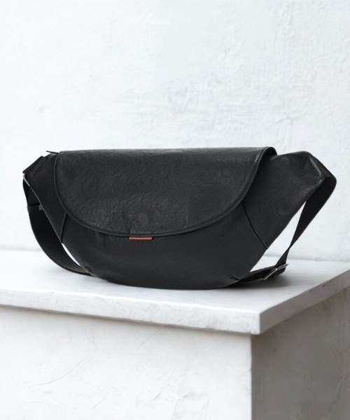 NiiNa(ニーナ)の「【 NiiNa homme / ニーナオム 】高品質牛革 ソフトレザー メッセンジャーバッグ(ショルダーバッグ・メンズ・ブラック・FREE)」の2枚目の写真