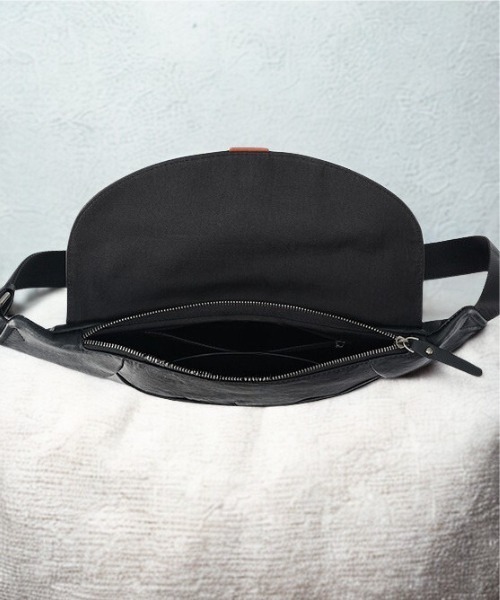 NiiNa(ニーナ)の「【 NiiNa homme / ニーナオム 】高品質牛革 ソフトレザー メッセンジャーバッグ(ショルダーバッグ・メンズ・ブラック・FREE)」の4枚目の写真