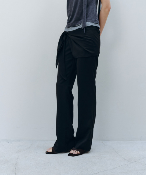 CACELE(カッセル)の「LOW-RISE BOOTS CUT LAP PANTS, BLACK(スラックス・レディース・ブラック・MEDIUM/SMALL)」の3枚目の写真