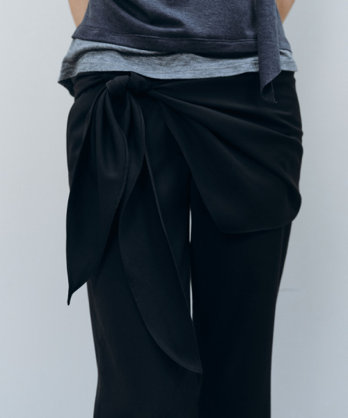 CACELE(カッセル)の「LOW-RISE BOOTS CUT LAP PANTS, BLACK(スラックス・レディース・ブラック・MEDIUM/SMALL)」の4枚目の写真