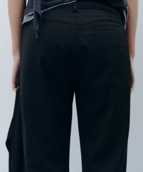 CACELE(カッセル)の「LOW-RISE BOOTS CUT LAP PANTS, BLACK(スラックス・レディース・ブラック・MEDIUM/SMALL)」の2枚目の写真